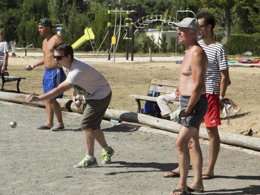 Camping Pas Cher vous présente avec son site Officiel campingpascher.fr, le Camping Le Both D'Orouet classé 3 étoiles, situé sur la commune de Saint Jean De Monts dans le département Vendée (Pays De La Loire) en France. Le camping Le Both D'Orouet, vous présente un hébergement de type mobil-home de 20 m². Le camping Le Both D'Orouet vous propose du lundi 25 mai au lundi 01 juin 2026 pour 7 nuits à 260€. Cette location propose 106 dates différentes pour réserver votre séjour. Découvrez également les 15 autres gammes d'hébergements du camping. Les Avis clients pour le Camping Le Both D'Orouet sont excellents avec une note moyenne de 8 sur 10. Piscine chauffée, Piscine extérieure, Animations familiales, Club enfants, Aire de jeux enfants, Centre équestre, Golf, Parcours sportif, Pétanque, Structure gonflable enfants, Terrain multisports, Food truck, Snack/Bar, Épicerie,... En savoir plus : cliquez-ICI.