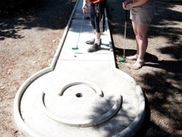 Camping Pas Cher vous présente avec son site Officiel campingpascher.fr, le Camping Le Both D'Orouet classé 3 étoiles, situé sur la commune de Saint Jean De Monts dans le département Vendée (Pays De La Loire) en France. Le camping Le Both D'Orouet, vous présente un hébergement de type mobil-home de 23 m². Le camping Le Both D'Orouet vous propose du lundi 25 mai au lundi 01 juin 2026 pour 7 nuits à 260€. Cette location propose 139 dates différentes pour réserver votre séjour. Découvrez également les 15 autres gammes d'hébergements du camping. Les Avis clients pour le Camping Le Both D'Orouet sont excellents avec une note moyenne de 8 sur 10. Piscine chauffée, Piscine extérieure, Animations familiales, Club enfants, Aire de jeux enfants, Centre équestre, Golf, Parcours sportif, Pétanque, Structure gonflable enfants, Terrain multisports, Food truck, Snack/Bar, Épicerie,... En savoir plus : cliquez-ICI.