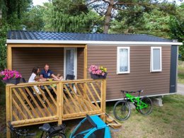 Camping Pas Cher vous présente avec son site Officiel campingpascher.fr, le Camping Le Both D'Orouet classé 3 étoiles, situé sur la commune de Saint Jean De Monts dans le département Vendée (Pays De La Loire) en France. Le camping Le Both D'Orouet, vous présente un hébergement de type tente en toile et bois de 20 m² pour 1 personne. Le camping Le Both D'Orouet vous propose du dimanche 13 septembre au dimanche 20 septembre 2026 pour 7 nuits à 218€. Cette location propose 88 dates différentes pour réserver votre séjour. Découvrez également les 15 autres gammes d'hébergements du camping. Les Avis clients pour le Camping Le Both D'Orouet sont excellents avec une note moyenne de 8 sur 10. Piscine chauffée, Piscine extérieure, Animations familiales, Club enfants, Aire de jeux enfants, Centre équestre, Golf, Parcours sportif, Pétanque, Structure gonflable enfants, Terrain multisports, Food truck, Snack/Bar, Épicerie,... En savoir plus : cliquez-ICI.