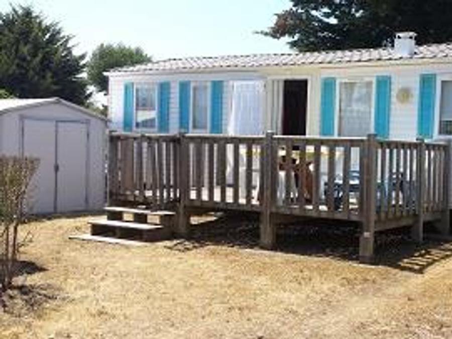 Camping Pas Cher vous présente avec son site Officiel campingpascher.fr, le Camping Tours Opérateurs Sur Acapulco classé 5 étoiles, situé sur la commune de Saint Jean De Monts dans le département Vendée (Pays De La Loire) en France. Le camping Tours Opérateurs Sur Acapulco, vous présente un hébergement de type mobil-home et télévision. Le camping Tours Opérateurs Sur Acapulco vous propose du sam. 06 juin au sam. 13 juin 2026 pour 7 nuits à 348€. Cette location propose 8 dates différentes pour réserver votre séjour. Découvrez également les 18 autres gammes d'hébergements du camping. Les Avis clients pour le Camping Tours Opérateurs Sur Acapulco sont excellents avec une note moyenne de 8 sur 10. Parc aquatique, Piscine chauffée, Piscine extérieure, Animations familiales, Club ados, Club enfants, Aire de jeux enfants, Baby-foot, Centre équestre, Court de tennis, Cyclisme, Flipper, Golf, Ping-pong, Piscine, Pétanque, Randonnée, Terrain de basketball, Terrain de football, Terrain de volley-ball, Terrain multisports, Bar, Plats à emporter, Restaurant, Épicerie,... En savoir plus : cliquez-ICI.