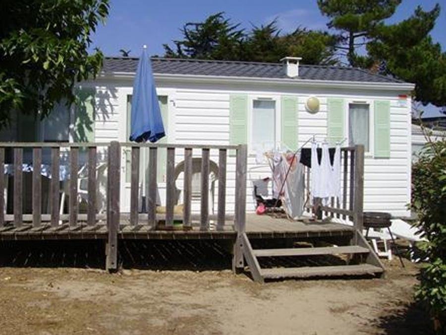 Camping Pas Cher vous présente avec son site Officiel campingpascher.fr, le Camping Tours Opérateurs Sur Acapulco classé 5 étoiles, situé sur la commune de Saint Jean De Monts dans le département Vendée (Pays De La Loire) en France. Le camping Tours Opérateurs Sur Acapulco vous propose un hébergement de type mobil-home de 24 m² (télévision). L'établissement vous propose 18 autres types d'hébergements. Découvrez tous nos séjours à petits prix dans la commune et aux alentours de Saint Jean De Monts du département : Vendée (Pays De La Loire). Les Avis clients pour le Camping Tours Opérateurs Sur Acapulco sont excellents avec une note moyenne de 8 sur 10. Parc aquatique, Piscine chauffée, Piscine extérieure, Animations familiales, Club ados, Club enfants, Aire de jeux enfants, Baby-foot, Centre équestre, Court de tennis, Cyclisme, Flipper, Golf, Ping-pong, Piscine, Pétanque, Randonnée, Terrain de basketball, Terrain de football, Terrain de volley-ball, Terrain multisports, Bar, Plats à emporter, Restaurant, Épicerie,... En savoir plus : cliquez-ICI.