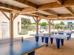 Camping Pas Cher vous présente avec son site Officiel campingpascher.fr, le Camping Tours Opérateurs Sur Acapulco classé 5 étoiles, situé sur la commune de Saint Jean De Monts dans le département Vendée (Pays De La Loire) en France. Le camping Tours Opérateurs Sur Acapulco, vous présente un hébergement de type mobil-home de 27 m² et télévision. Le camping Tours Opérateurs Sur Acapulco vous propose du sam. 04 juillet au sam. 11 juillet 2026, en promotion à -21% pour 7 nuits à 699 € au lieu de 890,0 € soit une Économie de 191 €. Cette location propose 4 dates différentes pour réserver votre séjour. Découvrez également les 17 autres gammes d'hébergements du camping. Les Avis clients pour le Camping Tours Opérateurs Sur Acapulco sont excellents avec une note moyenne de 8 sur 10. Parc aquatique, Piscine chauffée, Piscine extérieure, Animations familiales, Club ados, Club enfants, Aire de jeux enfants, Baby-foot, Centre équestre, Court de tennis, Cyclisme, Flipper, Golf, Ping-pong, Piscine, Pétanque, Randonnée, Terrain de basketball, Terrain de football, Terrain de volley-ball, Terrain multisports, Bar, Plats à emporter, Restaurant, Épicerie,... En savoir plus : cliquez-ICI.