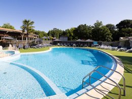 Camping Pas Cher vous présente avec son site Officiel campingpascher.fr, le Camping Paradis La Grand' Métairie classé 4 étoiles, situé sur la commune de Saint Hilaire La Forêt dans le département Vendée (Pays De La Loire) en France. Le camping Paradis La Grand' Métairie, vous présente un hébergement de type mobil-home de 23 m² et télévision. Le camping Paradis La Grand' Métairie vous proposeun séjour PAS CHER avec une REMISEdu sam. 20 juin au sam. 27 juin 2026, en promotion à -33% pour 7 nuits à 199 € au lieu de 299,0 € soit une Économie de 100 €. Cette location propose 41 dates différentes pour réserver votre séjour. Découvrez également les 10 autres gammes d'hébergements du camping. Les Avis clients pour le Camping Paradis La Grand' Métairie sont excellents avec une note moyenne de 8 sur 10. Piscine couverte, Piscine extérieure, Animations familiales, Club enfants, Aire de jeux enfants, Baby-foot, Centre équestre, Cyclisme, Golf, Ping-pong, Piscine, Pétanque, Randonnée, Terrain de volley-ball, Terrain multisports, Bar, Dépôt de pain, Pizzeria, Supermarché, Épicerie,... En savoir plus : cliquez-ICI.