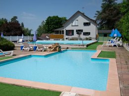 Camping Pas Cher vous présente avec son site Officiel campingpascher.fr, le Camping Des Bains classé 3 étoiles, situé sur la commune de Saint Honore Les Bains dans le département Nièvre (Bourgogne) en France. Le camping Des Bains, vous présente un hébergement de type chalet de 15 m² pour 4 personnes et télévision. Le camping Des Bains vous propose du mardi 15 septembre au mardi 22 septembre 2026, en promotion à -20% pour 7 nuits à 201,14 € au lieu de 251,43 € soit une Économie de 50,29 €. Cette location propose 54 dates différentes pour réserver votre séjour. Découvrez également les 10 autres gammes d'hébergements du camping. Les Avis clients pour le Camping Des Bains sont excellents avec une note moyenne de 8 sur 10. Piscine extérieure, Animation enfants, Animations familiales, Aire de jeux enfants, Baby-foot, Canoë-kayak, Centre équestre, Court de tennis, Parcours sportif, Piscine, Pétanque, Terrain de football, Trampoline, Plats à emporter, Restaurant, Snack/Bar,... En savoir plus : cliquez-ICI.