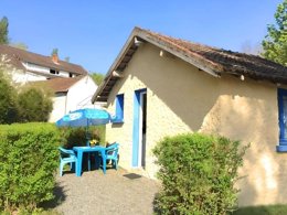 Camping Pas Cher vous présente avec son site Officiel campingpascher.fr, le Camping Des Bains classé 3 étoiles, situé sur la commune de Saint Honore Les Bains dans le département Nièvre (Bourgogne) en France. Le camping Des Bains, vous présente un hébergement de type maison de campagne de 20 m² et télévision. Le camping Des Bains vous propose du sam. 19 septembre au sam. 26 septembre 2026 pour 7 nuits à 210€. Cette location propose 108 dates différentes pour réserver votre séjour. Découvrez également les 10 autres gammes d'hébergements du camping. Les Avis clients pour le Camping Des Bains sont excellents avec une note moyenne de 8 sur 10. Piscine extérieure, Animation enfants, Animations familiales, Aire de jeux enfants, Baby-foot, Canoë-kayak, Centre équestre, Court de tennis, Parcours sportif, Piscine, Pétanque, Terrain de football, Trampoline, Plats à emporter, Restaurant, Snack/Bar,... En savoir plus : cliquez-ICI.