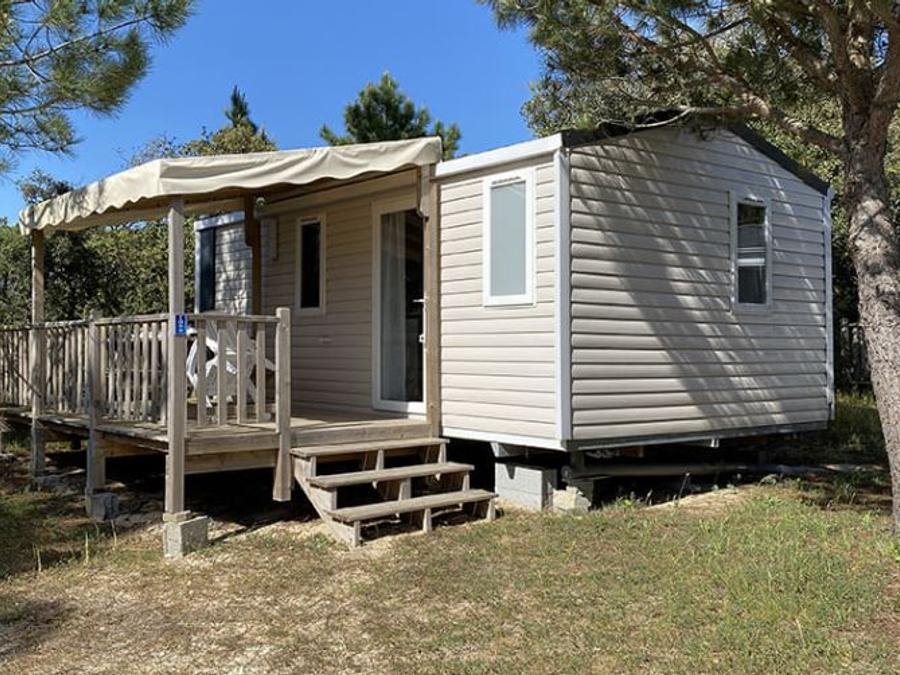 Camping Pas Cher vous présente avec son site Officiel campingpascher.fr, le Camping La Parée Du Jonc classé 3 étoiles, situé sur la commune de Saint Jean De Monts dans le département Vendée (Pays De La Loire) en France. Le camping La Parée Du Jonc vous propose un hébergement de type mobil-home de 30 m² (télévision). L'établissement vous propose 2 autres types d'hébergements. Découvrez tous nos séjours à petits prix dans la commune et aux alentours de Saint Jean De Monts du département : Vendée (Pays De La Loire). Les Avis clients pour le Camping La Parée Du Jonc sont excellents avec une note moyenne de 8 sur 10. Mer, Piscine chauffée, Piscine extérieure, Animations familiales, Club enfants, Aire de jeux enfants, Centre équestre, Cyclisme, Golf, Ping-pong, Piscine, Pétanque, Structure gonflable enfants, Terrain multisports, Bar, Dépôt de pain, Snack/Bar, Épicerie,... En savoir plus : cliquez-ICI.