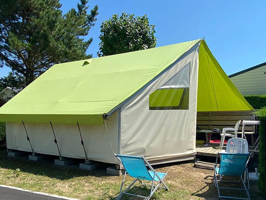 Camping Pas Cher vous présente avec son site Officiel campingpascher.fr, le Camping La Parée Du Jonc classé 3 étoiles, situé sur la commune de Saint Jean De Monts dans le département Vendée (Pays De La Loire) en France. Le camping La Parée Du Jonc vous propose un hébergement de type tente en toile et bois de 23 m² pour 4 personnes. L'établissement vous propose 4 autres types d'hébergements. Découvrez tous nos séjours à petits prix dans la commune et aux alentours de Saint Jean De Monts du département : Vendée (Pays De La Loire). Les Avis clients pour le Camping La Parée Du Jonc sont excellents avec une note moyenne de 8 sur 10. Mer, Piscine chauffée, Piscine extérieure, Animations familiales, Club enfants, Aire de jeux enfants, Centre équestre, Cyclisme, Golf, Ping-pong, Piscine, Pétanque, Structure gonflable enfants, Terrain multisports, Bar, Dépôt de pain, Snack/Bar, Épicerie,... En savoir plus : cliquez-ICI.