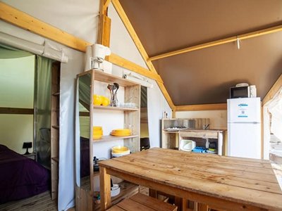 Cliquez pour découvrir toutes les photos de l'HÉBERGEMENT ! tente en toile et bois - La Parée Du Jonc photo 2