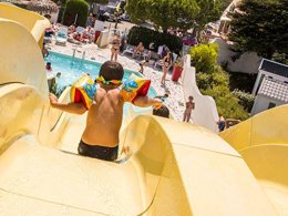 Camping Pas Cher vous présente avec son site Officiel campingpascher.fr, le Camping La Parée Du Jonc classé 3 étoiles, situé sur la commune de Saint Jean De Monts dans le département Vendée (Pays De La Loire) en France. Le camping La Parée Du Jonc, vous présente un hébergement de type mobil-home. Le camping La Parée Du Jonc vous propose du sam. 20 juin au sam. 27 juin 2026, en promotion à -20% pour 7 nuits à 279 € au lieu de 350,0 € soit une Économie de 71 €. Cette location propose 10 dates différentes pour réserver votre séjour. Découvrez également les 1 autres gammes d'hébergements du camping. Les Avis clients pour le Camping La Parée Du Jonc sont excellents avec une note moyenne de 8 sur 10. Mer, Piscine chauffée, Piscine extérieure, Animations familiales, Club enfants, Aire de jeux enfants, Centre équestre, Cyclisme, Golf, Ping-pong, Piscine, Pétanque, Structure gonflable enfants, Terrain multisports, Bar, Dépôt de pain, Snack/Bar, Épicerie,... En savoir plus : cliquez-ICI.