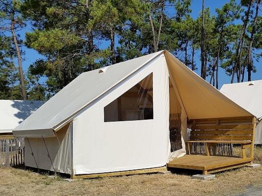 Camping Pas Cher vous présente avec son site Officiel campingpascher.fr, le Camping Les Samaras classé 3 étoiles, situé sur la commune de Saint Jean De Monts dans le département Vendée (Pays De La Loire) en France. Le camping Les Samaras, vous présente un hébergement de type tente de 17 m² pour 2 personnes. Le camping Les Samaras vous propose du sam. 22 août au sam. 29 août 2026 pour 7 nuits à 370€. Cette location propose 20 dates différentes pour réserver votre séjour. Découvrez également les 6 autres gammes d'hébergements du camping. Les Avis clients pour le Camping Les Samaras sont excellents avec une note moyenne de 8 sur 10. Piscine couverte, Piscine extérieure, Animations familiales, Aire de jeux enfants, Baby-foot, Canoë-kayak, Centre équestre, Cyclisme, Parcours sportif, Ping-pong, Pétanque, Randonnée, Terrain de beach-volley, Bar, Dépôt de pain, Pizzeria, Plats à emporter, Snack/Bar,... En savoir plus : cliquez-ICI.