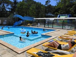 Camping Pas Cher vous présente avec son site Officiel campingpascher.fr, le Camping Les Samaras classé 3 étoiles, situé sur la commune de Saint Jean De Monts dans le département Vendée (Pays De La Loire) en France. Le camping Les Samaras, vous présente un hébergement de type tente de 17 m² pour 2 personnes. Le camping Les Samaras vous propose du sam. 22 août au sam. 29 août 2026 pour 7 nuits à 370€. Cette location propose 20 dates différentes pour réserver votre séjour. Découvrez également les 6 autres gammes d'hébergements du camping. Les Avis clients pour le Camping Les Samaras sont excellents avec une note moyenne de 8 sur 10. Piscine couverte, Piscine extérieure, Animations familiales, Aire de jeux enfants, Baby-foot, Canoë-kayak, Centre équestre, Cyclisme, Parcours sportif, Ping-pong, Pétanque, Randonnée, Terrain de beach-volley, Bar, Dépôt de pain, Pizzeria, Plats à emporter, Snack/Bar,... En savoir plus : cliquez-ICI.
