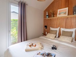 Camping Pas Cher vous présente avec son site Officiel campingpascher.fr, le Camping La Forêt classé 4 étoiles, situé sur la commune de Saint Jean De Monts dans le département Vendée (Pays De La Loire) en France. Le camping La Forêt, vous présente un hébergement de type villa et télévision. Le camping La Forêt vous propose du vendredi 03 avril au vendredi 10 avril 2026 pour 7 nuits à 814€. Cette location propose 16 dates différentes pour réserver votre séjour. Découvrez également les 7 autres gammes d'hébergements du camping. Les Avis clients pour le Camping La Forêt sont de 7 sur 10. Mer, Piscine chauffée, Piscine extérieure, Animation enfants, Aire de jeux enfants, Canoë-kayak, Centre équestre, Court de tennis, Cyclisme, Golf, Ping-pong, Piscine, Planche à voile, Pétanque, Randonnée, Salle de jeux vidéo, Bar, Dépôt de pain, Pizzeria, Plats à emporter, Snack/Bar, Épicerie,... En savoir plus : cliquez-ICI.