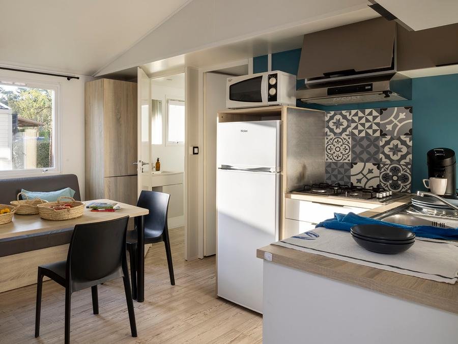 Camping Pas Cher vous présente avec son site Officiel campingpascher.fr, le Camping Flower La Davière Plage classé 4 étoiles, situé sur la commune de Saint Jean De Monts dans le département Vendée (Pays De La Loire) en France. Le camping Flower La Davière Plage, vous présente un hébergement de type mobil-home de 27 m² et télévision. Le camping Flower La Davière Plage vous proposeun séjour PAS CHER avec une REMISEdu vendredi 12 juin au vendredi 19 juin 2026, en promotion à -50% pour 7 nuits à 199 € au lieu de 401,0 € soit une Économie de 202 €. Cette location propose 45 dates différentes pour réserver votre séjour. Découvrez également les 13 autres gammes d'hébergements du camping. Les Avis clients pour le Camping Flower La Davière Plage sont excellents avec une note moyenne de 8 sur 10. Mer, Piscine chauffée, Piscine extérieure, Animations familiales, Club enfants, Aire de jeux enfants, Baby-foot, Canoë-kayak, Centre équestre, Cyclisme, Golf, Paddle, Ping-pong, Piscine, Plongée, Pétanque, Randonnée, Salle de fitness, Salle de jeux vidéo, Surf, Terrain de football, Terrain multisports, Voile, Bar, Dépôt de pain, Snack/Bar, Épicerie,... En savoir plus : cliquez-ICI.
