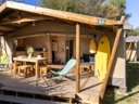 Camping Pas Cher vous présente avec son site Officiel campingpascher.fr, le Camping Flower La Davière Plage classé 4 étoiles, situé sur la commune de Saint Jean De Monts dans le département Vendée (Pays De La Loire) en France. Le camping Flower La Davière Plage, vous présente un hébergement de type tente en toile et bois de 32 m² pour 1 personne. Le camping Flower La Davière Plage vous propose du jeudi 30 avril au jeudi 07 mai 2026 pour 7 nuits à 400.4€. Cette location propose 98 dates différentes pour réserver votre séjour. Découvrez également les 13 autres gammes d'hébergements du camping. Les Avis clients pour le Camping Flower La Davière Plage sont excellents avec une note moyenne de 8 sur 10. Mer, Piscine chauffée, Piscine extérieure, Animations familiales, Club enfants, Aire de jeux enfants, Baby-foot, Canoë-kayak, Centre équestre, Cyclisme, Golf, Paddle, Ping-pong, Piscine, Plongée, Pétanque, Randonnée, Salle de fitness, Salle de jeux vidéo, Surf, Terrain de football, Terrain multisports, Voile, Bar, Dépôt de pain, Snack/Bar, Épicerie,... En savoir plus : cliquez-ICI.