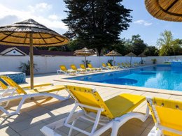 Camping Pas Cher vous présente avec son site Officiel campingpascher.fr, le Camping Flower La Davière Plage classé 4 étoiles, situé sur la commune de Saint Jean De Monts dans le département Vendée (Pays De La Loire) en France. Le camping Flower La Davière Plage, vous présente un hébergement de type mobil-home de 27 m² et télévision. Le camping Flower La Davière Plage vous proposeun séjour PAS CHER avec une REMISEdu vendredi 12 juin au vendredi 19 juin 2026, en promotion à -50% pour 7 nuits à 199 € au lieu de 401,0 € soit une Économie de 202 €. Cette location propose 45 dates différentes pour réserver votre séjour. Découvrez également les 13 autres gammes d'hébergements du camping. Les Avis clients pour le Camping Flower La Davière Plage sont excellents avec une note moyenne de 8 sur 10. Mer, Piscine chauffée, Piscine extérieure, Animations familiales, Club enfants, Aire de jeux enfants, Baby-foot, Canoë-kayak, Centre équestre, Cyclisme, Golf, Paddle, Ping-pong, Piscine, Plongée, Pétanque, Randonnée, Salle de fitness, Salle de jeux vidéo, Surf, Terrain de football, Terrain multisports, Voile, Bar, Dépôt de pain, Snack/Bar, Épicerie,... En savoir plus : cliquez-ICI.