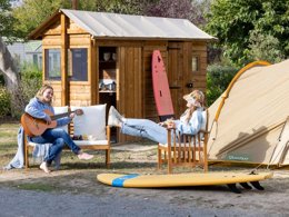 Camping Pas Cher vous présente avec son site Officiel campingpascher.fr, le Camping Flower La Davière Plage classé 4 étoiles, situé sur la commune de Saint Jean De Monts dans le département Vendée (Pays De La Loire) en France. Le camping Flower La Davière Plage, vous présente un hébergement de type tente en toile et bois de 32 m² pour 1 personne. Le camping Flower La Davière Plage vous propose du jeudi 30 avril au jeudi 07 mai 2026 pour 7 nuits à 400.4€. Cette location propose 98 dates différentes pour réserver votre séjour. Découvrez également les 13 autres gammes d'hébergements du camping. Les Avis clients pour le Camping Flower La Davière Plage sont excellents avec une note moyenne de 8 sur 10. Mer, Piscine chauffée, Piscine extérieure, Animations familiales, Club enfants, Aire de jeux enfants, Baby-foot, Canoë-kayak, Centre équestre, Cyclisme, Golf, Paddle, Ping-pong, Piscine, Plongée, Pétanque, Randonnée, Salle de fitness, Salle de jeux vidéo, Surf, Terrain de football, Terrain multisports, Voile, Bar, Dépôt de pain, Snack/Bar, Épicerie,... En savoir plus : cliquez-ICI.