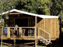 Camping Pas Cher vous présente avec son site Officiel campingpascher.fr, le Camping Flower La Davière Plage classé 4 étoiles, situé sur la commune de Saint Jean De Monts dans le département Vendée (Pays De La Loire) en France. Le camping Flower La Davière Plage, vous présente un hébergement de type hébergement insolite de 27 m² pour 1 personne. Le camping Flower La Davière Plage vous proposeun séjour PAS CHER avec une REMISEdu sam. 02 mai au sam. 09 mai 2026, en promotion à -35% pour 7 nuits à 319 € au lieu de 490,77 € soit une Économie de 171,77 €. Cette location propose 31 dates différentes pour réserver votre séjour. Découvrez également les 13 autres gammes d'hébergements du camping. Les Avis clients pour le Camping Flower La Davière Plage sont excellents avec une note moyenne de 8 sur 10. Mer, Piscine chauffée, Piscine extérieure, Animations familiales, Club enfants, Aire de jeux enfants, Baby-foot, Canoë-kayak, Centre équestre, Cyclisme, Golf, Paddle, Ping-pong, Piscine, Plongée, Pétanque, Randonnée, Salle de fitness, Salle de jeux vidéo, Surf, Terrain de football, Terrain multisports, Voile, Bar, Dépôt de pain, Snack/Bar, Épicerie,... En savoir plus : cliquez-ICI.