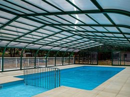 Camping Pas Cher vous présente avec son site Officiel campingpascher.fr, le Camping Le Chenal classé 3 étoiles, situé sur la commune de Saint Jean De Monts dans le département Vendée (Pays De La Loire) en France. Le camping Le Chenal, vous présente un hébergement de type mobil-home pour 1 personne. Le camping Le Chenal vous propose du sam. 01 août au sam. 08 août 2026 pour 7 nuits à 1015€. Cette location propose 1 dates différentes pour réserver votre séjour. Découvrez également les 7 autres gammes d'hébergements du camping. Les Avis clients pour le Camping Le Chenal sont excellents avec une note moyenne de 8 sur 10. Mer, Piscine couverte, Animations familiales, Aire de jeux enfants, Baby-foot, Canoë-kayak, Centre équestre, Court de tennis, Cyclisme, Golf, Ping-pong, Piscine, Planche à voile, Pétanque, Randonnée, Salle de jeux vidéo, Trampoline, Voile, kiteSurf, Bar, Dépôt de pain, Snack/Bar, Supermarché,... En savoir plus : cliquez-ICI.