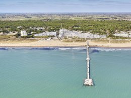 Camping Pas Cher vous présente avec son site Officiel campingpascher.fr, le Camping Le Chenal classé 3 étoiles, situé sur la commune de Saint Jean De Monts dans le département Vendée (Pays De La Loire) en France. Le camping Le Chenal vous propose un hébergement de type mobil-home pour 1 personne. L'établissement vous propose 7 autres types d'hébergements. Découvrez tous nos séjours à petits prix dans la commune et aux alentours de Saint Jean De Monts du département : Vendée (Pays De La Loire). Les Avis clients pour le Camping Le Chenal sont excellents avec une note moyenne de 8 sur 10. Mer, Piscine couverte, Animations familiales, Aire de jeux enfants, Baby-foot, Canoë-kayak, Centre équestre, Court de tennis, Cyclisme, Golf, Ping-pong, Piscine, Planche à voile, Pétanque, Randonnée, Salle de jeux vidéo, Trampoline, Voile, kiteSurf, Bar, Dépôt de pain, Snack/Bar, Supermarché,... En savoir plus : cliquez-ICI.