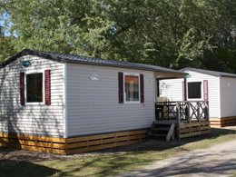 Camping Pas Cher vous présente avec son site Officiel campingpascher.fr, le Camping Le Chenal classé 3 étoiles, situé sur la commune de Saint Jean De Monts dans le département Vendée (Pays De La Loire) en France. Le camping Le Chenal vous propose un hébergement de type mobil-home pour 1 personne. L'établissement vous propose 7 autres types d'hébergements. Découvrez tous nos séjours à petits prix dans la commune et aux alentours de Saint Jean De Monts du département : Vendée (Pays De La Loire). Les Avis clients pour le Camping Le Chenal sont excellents avec une note moyenne de 8 sur 10. Mer, Piscine couverte, Animations familiales, Aire de jeux enfants, Baby-foot, Canoë-kayak, Centre équestre, Court de tennis, Cyclisme, Golf, Ping-pong, Piscine, Planche à voile, Pétanque, Randonnée, Salle de jeux vidéo, Trampoline, Voile, kiteSurf, Bar, Dépôt de pain, Snack/Bar, Supermarché,... En savoir plus : cliquez-ICI.
