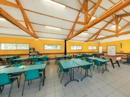 Camping Pas Cher vous présente avec son site Officiel campingpascher.fr, le Camping Le Chenal classé 3 étoiles, situé sur la commune de Saint Jean De Monts dans le département Vendée (Pays De La Loire) en France. Le camping Le Chenal vous propose un hébergement de type mobil-home. L'établissement vous propose 7 autres types d'hébergements. Découvrez tous nos séjours à petits prix dans la commune et aux alentours de Saint Jean De Monts du département : Vendée (Pays De La Loire). Les Avis clients pour le Camping Le Chenal sont excellents avec une note moyenne de 8 sur 10. Mer, Piscine couverte, Animations familiales, Aire de jeux enfants, Baby-foot, Canoë-kayak, Centre équestre, Court de tennis, Cyclisme, Golf, Ping-pong, Piscine, Planche à voile, Pétanque, Randonnée, Salle de jeux vidéo, Trampoline, Voile, kiteSurf, Bar, Dépôt de pain, Snack/Bar, Supermarché,... En savoir plus : cliquez-ICI.