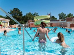 Camping Pas Cher vous présente avec son site Officiel campingpascher.fr, le Camping Côté Plage classé 4 étoiles, situé sur la commune de Saint Jean De Monts dans le département Vendée (Pays De La Loire) en France. Le camping Côté Plage, vous présente un hébergement de type chalet de 25 m² pour 1 personne et télévision. Le camping Côté Plage vous propose du vendredi 05 juin au vendredi 12 juin 2026 avec une PROMO de DERNIÈRE MINUTE, en promotion à -14% pour 7 nuits à 333,65 € au lieu de 389,0 € soit une Économie de 55,35 €. Cette location propose 28 dates différentes pour réserver votre séjour. Découvrez également les 16 autres gammes d'hébergements du camping. Les Avis clients pour le Camping Côté Plage sont excellents avec une note moyenne de 8 sur 10. Mer, Piscine chauffée, Piscine extérieure, Animations familiales, Club enfants, Aire de jeux enfants, Baby-foot, Cyclisme, Ping-pong, Pétanque, Randonnée, Structure gonflable enfants, Bar, Snack/Bar,... En savoir plus : cliquez-ICI.