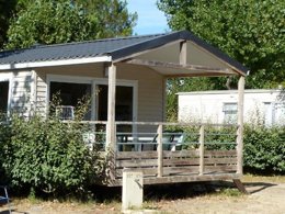 Camping Pas Cher vous présente avec son site Officiel campingpascher.fr, le Camping Côté Plage classé 4 étoiles, situé sur la commune de Saint Jean De Monts dans le département Vendée (Pays De La Loire) en France. Le camping Côté Plage, vous présente un hébergement de type mobil-home de 24 m² et télévision. Le camping Côté Plage vous propose du lundi 25 mai au lundi 01 juin 2026 pour 7 nuits à 351€. Cette location propose 48 dates différentes pour réserver votre séjour. Découvrez également les 16 autres gammes d'hébergements du camping. Les Avis clients pour le Camping Côté Plage sont excellents avec une note moyenne de 8 sur 10. Mer, Piscine chauffée, Piscine extérieure, Animations familiales, Club enfants, Aire de jeux enfants, Baby-foot, Cyclisme, Ping-pong, Pétanque, Randonnée, Structure gonflable enfants, Bar, Snack/Bar,... En savoir plus : cliquez-ICI.