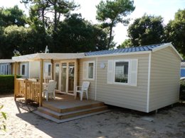 Camping Pas Cher vous présente avec son site Officiel campingpascher.fr, le Camping Côté Plage classé 4 étoiles, situé sur la commune de Saint Jean De Monts dans le département Vendée (Pays De La Loire) en France. Le camping Côté Plage, vous présente un hébergement de type mobil-home de 33 m² et télévision. Le camping Côté Plage vous propose du jeudi 30 avril au jeudi 07 mai 2026 pour 7 nuits à 389€. Cette location propose 59 dates différentes pour réserver votre séjour. Découvrez également les 16 autres gammes d'hébergements du camping. Les Avis clients pour le Camping Côté Plage sont excellents avec une note moyenne de 8 sur 10. Mer, Piscine chauffée, Piscine extérieure, Animations familiales, Club enfants, Aire de jeux enfants, Baby-foot, Cyclisme, Ping-pong, Pétanque, Randonnée, Structure gonflable enfants, Bar, Snack/Bar,... En savoir plus : cliquez-ICI.