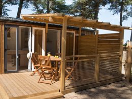 Camping Pas Cher vous présente avec son site Officiel campingpascher.fr, le Camping Côté Plage classé 4 étoiles, situé sur la commune de Saint Jean De Monts dans le département Vendée (Pays De La Loire) en France. Le camping Côté Plage, vous présente un hébergement de type mobil-home de 24 m² et télévision. Le camping Côté Plage vous propose du lundi 25 mai au lundi 01 juin 2026 pour 7 nuits à 351€. Cette location propose 43 dates différentes pour réserver votre séjour. Découvrez également les 16 autres gammes d'hébergements du camping. Les Avis clients pour le Camping Côté Plage sont excellents avec une note moyenne de 8 sur 10. Mer, Piscine chauffée, Piscine extérieure, Animations familiales, Club enfants, Aire de jeux enfants, Baby-foot, Cyclisme, Ping-pong, Pétanque, Randonnée, Structure gonflable enfants, Bar, Snack/Bar,... En savoir plus : cliquez-ICI.