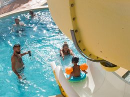 Camping Pas Cher vous présente avec son site Officiel campingpascher.fr, le Camping Côté Plage classé 4 étoiles, situé sur la commune de Saint Jean De Monts dans le département Vendée (Pays De La Loire) en France. Le camping Côté Plage, vous présente un hébergement de type mobil-home de 24 m² et télévision. Le camping Côté Plage vous propose du lundi 25 mai au lundi 01 juin 2026 pour 7 nuits à 351€. Cette location propose 48 dates différentes pour réserver votre séjour. Découvrez également les 16 autres gammes d'hébergements du camping. Les Avis clients pour le Camping Côté Plage sont excellents avec une note moyenne de 8 sur 10. Mer, Piscine chauffée, Piscine extérieure, Animations familiales, Club enfants, Aire de jeux enfants, Baby-foot, Cyclisme, Ping-pong, Pétanque, Randonnée, Structure gonflable enfants, Bar, Snack/Bar,... En savoir plus : cliquez-ICI.