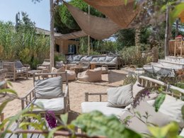 Camping Pas Cher vous présente avec son site Officiel campingpascher.fr, le Camping Côté Plage classé 4 étoiles, situé sur la commune de Saint Jean De Monts dans le département Vendée (Pays De La Loire) en France. Le camping Côté Plage, vous présente un hébergement de type mobil-home de 24 m² et télévision. Le camping Côté Plage vous propose du lundi 25 mai au lundi 01 juin 2026 pour 7 nuits à 351€. Cette location propose 43 dates différentes pour réserver votre séjour. Découvrez également les 16 autres gammes d'hébergements du camping. Les Avis clients pour le Camping Côté Plage sont excellents avec une note moyenne de 8 sur 10. Mer, Piscine chauffée, Piscine extérieure, Animations familiales, Club enfants, Aire de jeux enfants, Baby-foot, Cyclisme, Ping-pong, Pétanque, Randonnée, Structure gonflable enfants, Bar, Snack/Bar,... En savoir plus : cliquez-ICI.