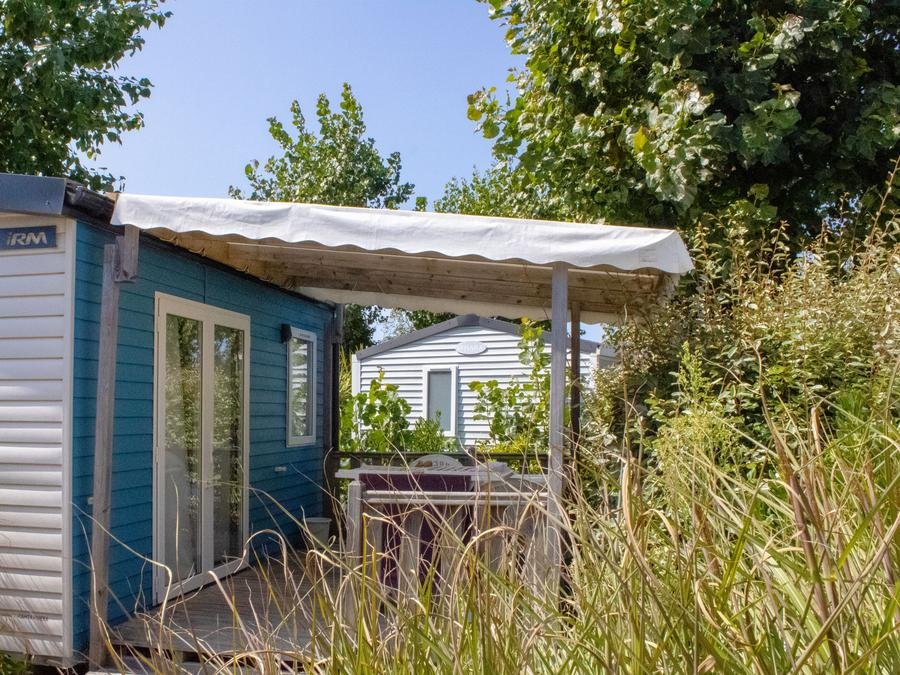 Camping Pas Cher vous présente avec son site Officiel campingpascher.fr, le Camping Le Bois Verdon classé 4 étoiles, situé sur la commune de Saint Jean De Monts dans le département Vendée (Pays De La Loire) en France. Le camping Le Bois Verdon, vous présente un hébergement de type mobil-home de 18 m² pour 2 personnes et télévision. Le camping Le Bois Verdon vous propose du sam. 29 août au sam. 05 septembre 2026, en promotion à -20% pour 7 nuits à 308 € au lieu de 385,0 € soit une Économie de 77 €. Cette location propose 13 dates différentes pour réserver votre séjour. Découvrez également les 8 autres gammes d'hébergements du camping. Les Avis clients pour le Camping Le Bois Verdon sont excellents avec une note moyenne de 8 sur 10. Piscine chauffée, Piscine couverte, Aire de jeux enfants, Canoë-kayak, Centre équestre, Court de tennis, Cyclisme, Paddle, Ping-pong, Planche à voile, Pétanque, Trampoline, kiteSurf, Bar, Boulangerie, Bureau de tabac, Dépôt de pain, Food truck, Restaurant, Supermarché, Épicerie,... En savoir plus : cliquez-ICI.