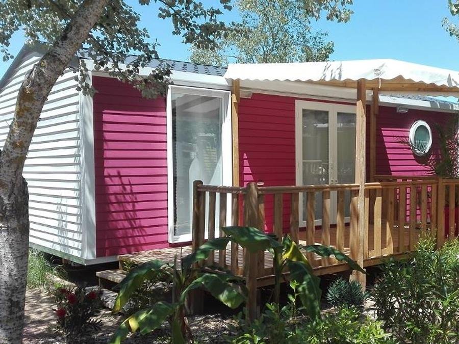 Camping Pas Cher vous présente avec son site Officiel campingpascher.fr, le Camping Le Bois Verdon classé 4 étoiles, situé sur la commune de Saint Jean De Monts dans le département Vendée (Pays De La Loire) en France. Le camping Le Bois Verdon vous propose un hébergement de type mobil-home de 28 m² pour 5 personnes (télévision). Cet hébergement propose plus de 38 dates différentes pour réserver ! Pour dévouvrir la période la moins chère, consultez la rubrique 'Tarifs' et sélectionnez votre mois de départ. L'établissement vous propose 8 autres types d'hébergements. Découvrez tous nos séjours à petits prix dans la commune et aux alentours de Saint Jean De Monts du département : Vendée (Pays De La Loire). Les Avis clients pour le Camping Le Bois Verdon sont excellents avec une note moyenne de 8 sur 10. Piscine chauffée, Piscine couverte, Aire de jeux enfants, Canoë-kayak, Centre équestre, Court de tennis, Cyclisme, Paddle, Ping-pong, Planche à voile, Pétanque, Trampoline, kiteSurf, Bar, Boulangerie, Bureau de tabac, Dépôt de pain, Food truck, Restaurant, Supermarché, Épicerie,... En savoir plus : cliquez-ICI.