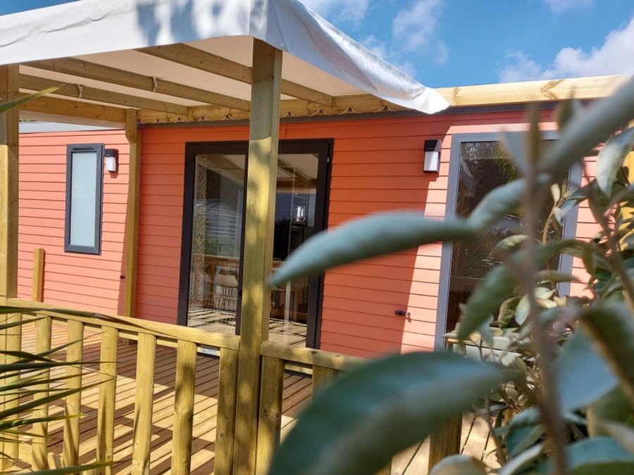 Camping Pas Cher vous présente avec son site Officiel campingpascher.fr, le Camping Le Bois Verdon classé 4 étoiles, situé sur la commune de Saint Jean De Monts dans le département Vendée (Pays De La Loire) en France. Le camping Le Bois Verdon, vous présente un hébergement de type mobil-home de 33 m² pour 6 personnes et télévision. Le camping Le Bois Verdon vous propose du vendredi 12 juin au vendredi 19 juin 2026, en promotion à -20% pour 7 nuits à 408 € au lieu de 510,0 € soit une Économie de 102 €. Cette location propose 17 dates différentes pour réserver votre séjour. Découvrez également les 8 autres gammes d'hébergements du camping. Les Avis clients pour le Camping Le Bois Verdon sont excellents avec une note moyenne de 8 sur 10. Piscine chauffée, Piscine couverte, Aire de jeux enfants, Canoë-kayak, Centre équestre, Court de tennis, Cyclisme, Paddle, Ping-pong, Planche à voile, Pétanque, Trampoline, kiteSurf, Bar, Boulangerie, Bureau de tabac, Dépôt de pain, Food truck, Restaurant, Supermarché, Épicerie,... En savoir plus : cliquez-ICI.