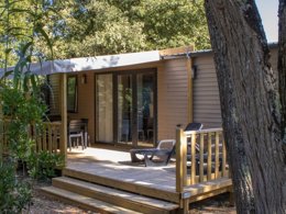 Camping Pas Cher vous présente avec son site Officiel campingpascher.fr, le Camping Le Bois Verdon classé 4 étoiles, situé sur la commune de Saint Jean De Monts dans le département Vendée (Pays De La Loire) en France. Le camping Le Bois Verdon, vous présente un hébergement de type mobil-home de 35 m² pour 6 personnes et télévision. Le camping Le Bois Verdon vous propose du sam. 30 mai au sam. 06 juin 2026, en promotion à -5% pour 7 nuits à 517,75 € au lieu de 545,0 € soit une Économie de 27,25 €. Cette location propose 53 dates différentes pour réserver votre séjour. Découvrez également les 8 autres gammes d'hébergements du camping. Les Avis clients pour le Camping Le Bois Verdon sont excellents avec une note moyenne de 8 sur 10. Piscine chauffée, Piscine couverte, Aire de jeux enfants, Canoë-kayak, Centre équestre, Court de tennis, Cyclisme, Paddle, Ping-pong, Planche à voile, Pétanque, Trampoline, kiteSurf, Bar, Boulangerie, Bureau de tabac, Dépôt de pain, Food truck, Restaurant, Supermarché, Épicerie,... En savoir plus : cliquez-ICI.