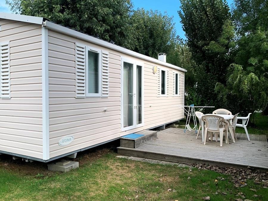 Camping Pas Cher vous présente avec son site Officiel campingpascher.fr, le Camping Plein Sud classé 4 étoiles, situé sur la commune de Saint Jean De Monts dans le département Vendée (Pays De La Loire) en France. Le camping Plein Sud, vous présente un hébergement de type mobil-home de 27 m² pour 5 personnes et télévision. Le camping Plein Sud vous propose du lundi 08 juin au lundi 15 juin 2026 pour 7 nuits à 270€. Cette location propose 62 dates différentes pour réserver votre séjour. Découvrez également les 11 autres gammes d'hébergements du camping. Les Avis clients pour le Camping Plein Sud sont excellents avec une note moyenne de 8 sur 10. MerÉtang, Piscine chauffée, Piscine extérieure, Animations familiales, Club enfants, Aire de jeux enfants, Baby-foot, Canoë-kayak, Centre équestre, Cyclisme, Golf, Paddle, Ping-pong, Piscine, Planche à voile, Pétanque, Randonnée, Terrain multisports, Trampoline, Bar, Bureau de tabac, Dépôt de pain, Supermarché, Épicerie,... En savoir plus : cliquez-ICI.