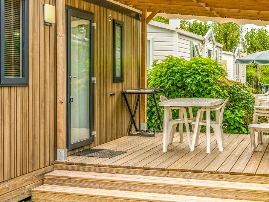 Camping Pas Cher vous présente avec son site Officiel campingpascher.fr, le Camping Plein Sud classé 4 étoiles, situé sur la commune de Saint Jean De Monts dans le département Vendée (Pays De La Loire) en France. Le camping Plein Sud vous propose un hébergement de type mobil-home de 30 m² pour 6 personnes (télévision). Cet hébergement propose plus de 63 dates différentes pour réserver ! Pour dévouvrir la période la moins chère, consultez la rubrique 'Tarifs' et sélectionnez votre mois de départ. L'établissement vous propose 11 autres types d'hébergements. Découvrez tous nos séjours à petits prix dans la commune et aux alentours de Saint Jean De Monts du département : Vendée (Pays De La Loire). Les Avis clients pour le Camping Plein Sud sont excellents avec une note moyenne de 8 sur 10. MerÉtang, Piscine chauffée, Piscine extérieure, Animations familiales, Club enfants, Aire de jeux enfants, Baby-foot, Canoë-kayak, Centre équestre, Cyclisme, Golf, Paddle, Ping-pong, Piscine, Planche à voile, Pétanque, Randonnée, Terrain multisports, Trampoline, Bar, Bureau de tabac, Dépôt de pain, Supermarché, Épicerie,... En savoir plus : cliquez-ICI.