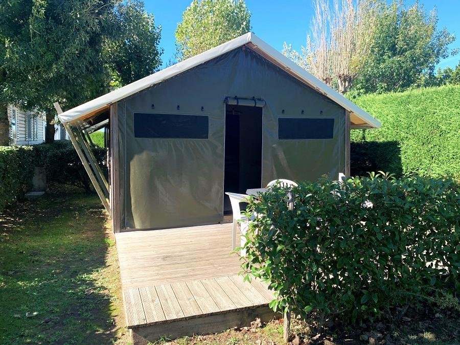 Camping Pas Cher vous présente avec son site Officiel campingpascher.fr, le Camping Plein Sud classé 4 étoiles, situé sur la commune de Saint Jean De Monts dans le département Vendée (Pays De La Loire) en France. Le camping Plein Sud, vous présente un hébergement de type tente en toile et bois de 18 m² pour 4 personnes. Le camping Plein Sud vous propose du lundi 08 juin au lundi 15 juin 2026 pour 7 nuits à 190€. Cette location propose 51 dates différentes pour réserver votre séjour. Découvrez également les 11 autres gammes d'hébergements du camping. Les Avis clients pour le Camping Plein Sud sont excellents avec une note moyenne de 8 sur 10. MerÉtang, Piscine chauffée, Piscine extérieure, Animations familiales, Club enfants, Aire de jeux enfants, Baby-foot, Canoë-kayak, Centre équestre, Cyclisme, Golf, Paddle, Ping-pong, Piscine, Planche à voile, Pétanque, Randonnée, Terrain multisports, Trampoline, Bar, Bureau de tabac, Dépôt de pain, Supermarché, Épicerie,... En savoir plus : cliquez-ICI.