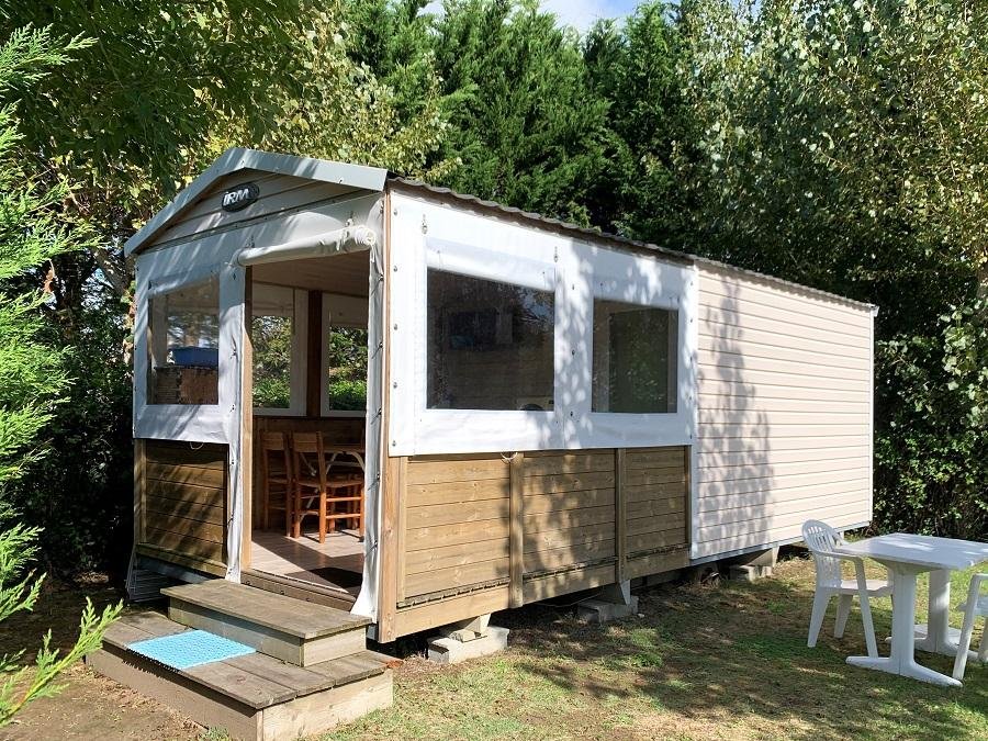 Camping Pas Cher vous présente avec son site Officiel campingpascher.fr, le Camping Plein Sud classé 4 étoiles, situé sur la commune de Saint Jean De Monts dans le département Vendée (Pays De La Loire) en France. Le camping Plein Sud, vous présente un hébergement de type bungalow de 18 m² pour 5 personnes et télévision. Le camping Plein Sud vous propose du vendredi 04 septembre au vendredi 11 septembre 2026 pour 7 nuits à 214€. Cette location propose 65 dates différentes pour réserver votre séjour. Découvrez également les 11 autres gammes d'hébergements du camping. Les Avis clients pour le Camping Plein Sud sont excellents avec une note moyenne de 8 sur 10. MerÉtang, Piscine chauffée, Piscine extérieure, Animations familiales, Club enfants, Aire de jeux enfants, Baby-foot, Canoë-kayak, Centre équestre, Cyclisme, Golf, Paddle, Ping-pong, Piscine, Planche à voile, Pétanque, Randonnée, Terrain multisports, Trampoline, Bar, Bureau de tabac, Dépôt de pain, Supermarché, Épicerie,... En savoir plus : cliquez-ICI.