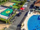 Camping Pas Cher vous présente avec son site Officiel campingpascher.fr, le Camping Plein Sud classé 4 étoiles, situé sur la commune de Saint Jean De Monts dans le département Vendée (Pays De La Loire) en France. Le camping Plein Sud, vous présente un hébergement de type bungalow de 18 m² pour 5 personnes et télévision. Le camping Plein Sud vous propose du vendredi 04 septembre au vendredi 11 septembre 2026 pour 7 nuits à 214€. Cette location propose 65 dates différentes pour réserver votre séjour. Découvrez également les 11 autres gammes d'hébergements du camping. Les Avis clients pour le Camping Plein Sud sont excellents avec une note moyenne de 8 sur 10. MerÉtang, Piscine chauffée, Piscine extérieure, Animations familiales, Club enfants, Aire de jeux enfants, Baby-foot, Canoë-kayak, Centre équestre, Cyclisme, Golf, Paddle, Ping-pong, Piscine, Planche à voile, Pétanque, Randonnée, Terrain multisports, Trampoline, Bar, Bureau de tabac, Dépôt de pain, Supermarché, Épicerie,... En savoir plus : cliquez-ICI.