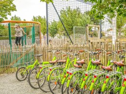 Camping Pas Cher vous présente avec son site Officiel campingpascher.fr, le Camping Plein Sud classé 4 étoiles, situé sur la commune de Saint Jean De Monts dans le département Vendée (Pays De La Loire) en France. Le camping Plein Sud vous propose un hébergement de type hébergement insolite pour 3 personnes. L'établissement vous propose 11 autres types d'hébergements. Découvrez tous nos séjours à petits prix dans la commune et aux alentours de Saint Jean De Monts du département : Vendée (Pays De La Loire). Les Avis clients pour le Camping Plein Sud sont excellents avec une note moyenne de 8 sur 10. MerÉtang, Piscine chauffée, Piscine extérieure, Animations familiales, Club enfants, Aire de jeux enfants, Baby-foot, Canoë-kayak, Centre équestre, Cyclisme, Golf, Paddle, Ping-pong, Piscine, Planche à voile, Pétanque, Randonnée, Terrain multisports, Trampoline, Bar, Bureau de tabac, Dépôt de pain, Supermarché, Épicerie,... En savoir plus : cliquez-ICI.