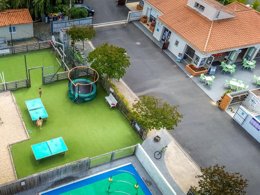 Camping Pas Cher vous présente avec son site Officiel campingpascher.fr, le Camping Plein Sud classé 4 étoiles, situé sur la commune de Saint Jean De Monts dans le département Vendée (Pays De La Loire) en France. Le camping Plein Sud, vous présente un hébergement de type mobil-home de 16 m² pour 2 personnes et télévision. Le camping Plein Sud vous propose du lundi 18 mai au lundi 25 mai 2026, en promotion à -14% pour 7 nuits à 261,40 € au lieu de 304,0 € soit une Économie de 42,60 €. Cette location propose 104 dates différentes pour réserver votre séjour. Découvrez également les 11 autres gammes d'hébergements du camping. Les Avis clients pour le Camping Plein Sud sont excellents avec une note moyenne de 8 sur 10. MerÉtang, Piscine chauffée, Piscine extérieure, Animations familiales, Club enfants, Aire de jeux enfants, Baby-foot, Canoë-kayak, Centre équestre, Cyclisme, Golf, Paddle, Ping-pong, Piscine, Planche à voile, Pétanque, Randonnée, Terrain multisports, Trampoline, Bar, Bureau de tabac, Dépôt de pain, Supermarché, Épicerie,... En savoir plus : cliquez-ICI.