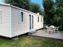 Camping Pas Cher vous présente avec son site Officiel campingpascher.fr, le Camping Plein Sud classé 4 étoiles, situé sur la commune de Saint Jean De Monts dans le département Vendée (Pays De La Loire) en France. Le camping Plein Sud, vous présente un hébergement de type mobil-home de 27 m² pour 5 personnes et télévision. Le camping Plein Sud vous propose du lundi 06 avril au lundi 13 avril 2026, en promotion à -14% pour 7 nuits à 278,40 € au lieu de 324,0 € soit une Économie de 45,60 €. Cette location propose 104 dates différentes pour réserver votre séjour. Découvrez également les 11 autres gammes d'hébergements du camping. Les Avis clients pour le Camping Plein Sud sont excellents avec une note moyenne de 8 sur 10. MerÉtang, Piscine chauffée, Piscine extérieure, Animations familiales, Club enfants, Aire de jeux enfants, Baby-foot, Canoë-kayak, Centre équestre, Cyclisme, Golf, Paddle, Ping-pong, Piscine, Planche à voile, Pétanque, Randonnée, Terrain multisports, Trampoline, Bar, Bureau de tabac, Dépôt de pain, Supermarché, Épicerie,... En savoir plus : cliquez-ICI.