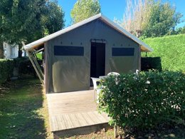 Camping Pas Cher vous présente avec son site Officiel campingpascher.fr, le Camping Plein Sud classé 4 étoiles, situé sur la commune de Saint Jean De Monts dans le département Vendée (Pays De La Loire) en France. Le camping Plein Sud, vous présente un hébergement de type tente en toile et bois de 18 m² pour 4 personnes. Le camping Plein Sud vous propose du lundi 06 avril au lundi 13 avril 2026, en promotion à -13% pour 7 nuits à 200,20 € au lieu de 232,0 € soit une Économie de 31,80 €. Cette location propose 104 dates différentes pour réserver votre séjour. Découvrez également les 11 autres gammes d'hébergements du camping. Les Avis clients pour le Camping Plein Sud sont excellents avec une note moyenne de 8 sur 10. MerÉtang, Piscine chauffée, Piscine extérieure, Animations familiales, Club enfants, Aire de jeux enfants, Baby-foot, Canoë-kayak, Centre équestre, Cyclisme, Golf, Paddle, Ping-pong, Piscine, Planche à voile, Pétanque, Randonnée, Terrain multisports, Trampoline, Bar, Bureau de tabac, Dépôt de pain, Supermarché, Épicerie,... En savoir plus : cliquez-ICI.