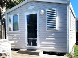 Camping Pas Cher vous présente avec son site Officiel campingpascher.fr, le Camping Plein Sud classé 4 étoiles, situé sur la commune de Saint Jean De Monts dans le département Vendée (Pays De La Loire) en France. Le camping Plein Sud, vous présente un hébergement de type mobil-home de 16 m² pour 2 personnes et télévision. Le camping Plein Sud vous propose du lundi 18 mai au lundi 25 mai 2026, en promotion à -14% pour 7 nuits à 261,40 € au lieu de 304,0 € soit une Économie de 42,60 €. Cette location propose 104 dates différentes pour réserver votre séjour. Découvrez également les 11 autres gammes d'hébergements du camping. Les Avis clients pour le Camping Plein Sud sont excellents avec une note moyenne de 8 sur 10. MerÉtang, Piscine chauffée, Piscine extérieure, Animations familiales, Club enfants, Aire de jeux enfants, Baby-foot, Canoë-kayak, Centre équestre, Cyclisme, Golf, Paddle, Ping-pong, Piscine, Planche à voile, Pétanque, Randonnée, Terrain multisports, Trampoline, Bar, Bureau de tabac, Dépôt de pain, Supermarché, Épicerie,... En savoir plus : cliquez-ICI.