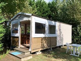 Camping Pas Cher vous présente avec son site Officiel campingpascher.fr, le Camping Plein Sud classé 4 étoiles, situé sur la commune de Saint Jean De Monts dans le département Vendée (Pays De La Loire) en France. Le camping Plein Sud, vous présente un hébergement de type bungalow de 18 m² pour 5 personnes et télévision. Le camping Plein Sud vous propose du vendredi 08 mai au vendredi 15 mai 2026, en promotion à -14% pour 7 nuits à 259,70 € au lieu de 302,0 € soit une Économie de 42,30 €. Cette location propose 104 dates différentes pour réserver votre séjour. Découvrez également les 11 autres gammes d'hébergements du camping. Les Avis clients pour le Camping Plein Sud sont excellents avec une note moyenne de 8 sur 10. MerÉtang, Piscine chauffée, Piscine extérieure, Animations familiales, Club enfants, Aire de jeux enfants, Baby-foot, Canoë-kayak, Centre équestre, Cyclisme, Golf, Paddle, Ping-pong, Piscine, Planche à voile, Pétanque, Randonnée, Terrain multisports, Trampoline, Bar, Bureau de tabac, Dépôt de pain, Supermarché, Épicerie,... En savoir plus : cliquez-ICI.