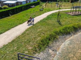 Camping Pas Cher vous présente avec son site Officiel campingpascher.fr, le Camping Plein Sud classé 4 étoiles, situé sur la commune de Saint Jean De Monts dans le département Vendée (Pays De La Loire) en France. Le camping Plein Sud, vous présente un hébergement de type mobil-home de 27 m² pour 5 personnes et télévision. Le camping Plein Sud vous propose du lundi 06 avril au lundi 13 avril 2026, en promotion à -14% pour 7 nuits à 278,40 € au lieu de 324,0 € soit une Économie de 45,60 €. Cette location propose 104 dates différentes pour réserver votre séjour. Découvrez également les 11 autres gammes d'hébergements du camping. Les Avis clients pour le Camping Plein Sud sont excellents avec une note moyenne de 8 sur 10. MerÉtang, Piscine chauffée, Piscine extérieure, Animations familiales, Club enfants, Aire de jeux enfants, Baby-foot, Canoë-kayak, Centre équestre, Cyclisme, Golf, Paddle, Ping-pong, Piscine, Planche à voile, Pétanque, Randonnée, Terrain multisports, Trampoline, Bar, Bureau de tabac, Dépôt de pain, Supermarché, Épicerie,... En savoir plus : cliquez-ICI.