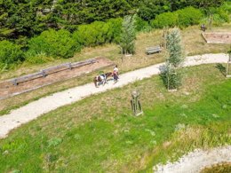 Camping Pas Cher vous présente avec son site Officiel campingpascher.fr, le Camping Plein Sud classé 4 étoiles, situé sur la commune de Saint Jean De Monts dans le département Vendée (Pays De La Loire) en France. Le camping Plein Sud, vous présente un hébergement de type mobil-home de 24 m² pour 4 personnes et télévision. Le camping Plein Sud vous propose du dimanche 26 avril au dimanche 03 mai 2026, en promotion à -14% pour 7 nuits à 258,85 € au lieu de 301,0 € soit une Économie de 42,15 €. Cette location propose 101 dates différentes pour réserver votre séjour. Découvrez également les 11 autres gammes d'hébergements du camping. Les Avis clients pour le Camping Plein Sud sont excellents avec une note moyenne de 8 sur 10. MerÉtang, Piscine chauffée, Piscine extérieure, Animations familiales, Club enfants, Aire de jeux enfants, Baby-foot, Canoë-kayak, Centre équestre, Cyclisme, Golf, Paddle, Ping-pong, Piscine, Planche à voile, Pétanque, Randonnée, Terrain multisports, Trampoline, Bar, Bureau de tabac, Dépôt de pain, Supermarché, Épicerie,... En savoir plus : cliquez-ICI.