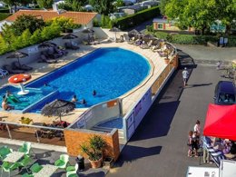 Camping Pas Cher vous présente avec son site Officiel campingpascher.fr, le Camping Plein Sud classé 4 étoiles, situé sur la commune de Saint Jean De Monts dans le département Vendée (Pays De La Loire) en France. Le camping Plein Sud, vous présente un hébergement de type tente en toile et bois de 18 m² pour 4 personnes. Le camping Plein Sud vous propose du lundi 06 avril au lundi 13 avril 2026, en promotion à -13% pour 7 nuits à 200,20 € au lieu de 232,0 € soit une Économie de 31,80 €. Cette location propose 104 dates différentes pour réserver votre séjour. Découvrez également les 11 autres gammes d'hébergements du camping. Les Avis clients pour le Camping Plein Sud sont excellents avec une note moyenne de 8 sur 10. MerÉtang, Piscine chauffée, Piscine extérieure, Animations familiales, Club enfants, Aire de jeux enfants, Baby-foot, Canoë-kayak, Centre équestre, Cyclisme, Golf, Paddle, Ping-pong, Piscine, Planche à voile, Pétanque, Randonnée, Terrain multisports, Trampoline, Bar, Bureau de tabac, Dépôt de pain, Supermarché, Épicerie,... En savoir plus : cliquez-ICI.