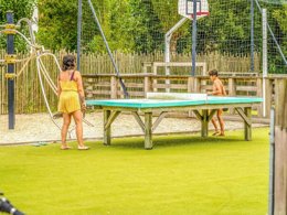 Camping Pas Cher vous présente avec son site Officiel campingpascher.fr, le Camping Plein Sud classé 4 étoiles, situé sur la commune de Saint Jean De Monts dans le département Vendée (Pays De La Loire) en France. Le camping Plein Sud, vous présente un hébergement de type mobil-home de 29 m² pour 4 personnes et télévision. Le camping Plein Sud vous propose du lundi 06 avril au lundi 13 avril 2026, en promotion à -14% pour 7 nuits à 259,70 € au lieu de 302,0 € soit une Économie de 42,30 €. Cette location propose 104 dates différentes pour réserver votre séjour. Découvrez également les 11 autres gammes d'hébergements du camping. Les Avis clients pour le Camping Plein Sud sont excellents avec une note moyenne de 8 sur 10. MerÉtang, Piscine chauffée, Piscine extérieure, Animations familiales, Club enfants, Aire de jeux enfants, Baby-foot, Canoë-kayak, Centre équestre, Cyclisme, Golf, Paddle, Ping-pong, Piscine, Planche à voile, Pétanque, Randonnée, Terrain multisports, Trampoline, Bar, Bureau de tabac, Dépôt de pain, Supermarché, Épicerie,... En savoir plus : cliquez-ICI.